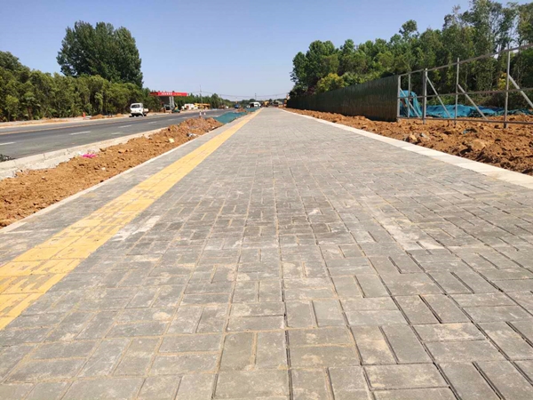 洛陽(yáng)高新區(qū)夏口路透水磚工程施工效果圖 洛陽(yáng)高新區(qū)夏口路透水磚工程施工效果圖
