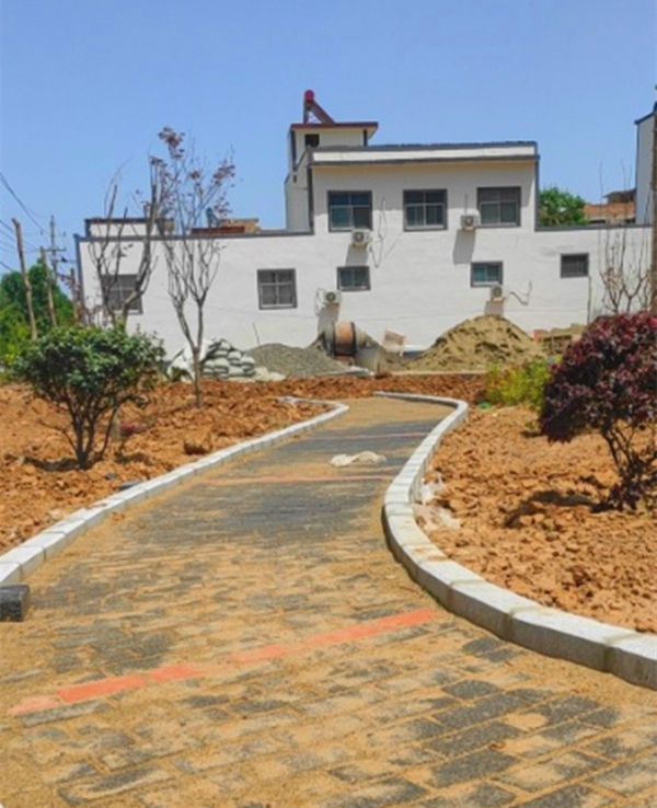宜陽縣錦屏鎮(zhèn)山底村的透水磚施工效果展示 宜陽縣錦屏鎮(zhèn)山底村的透水磚施工效果展示