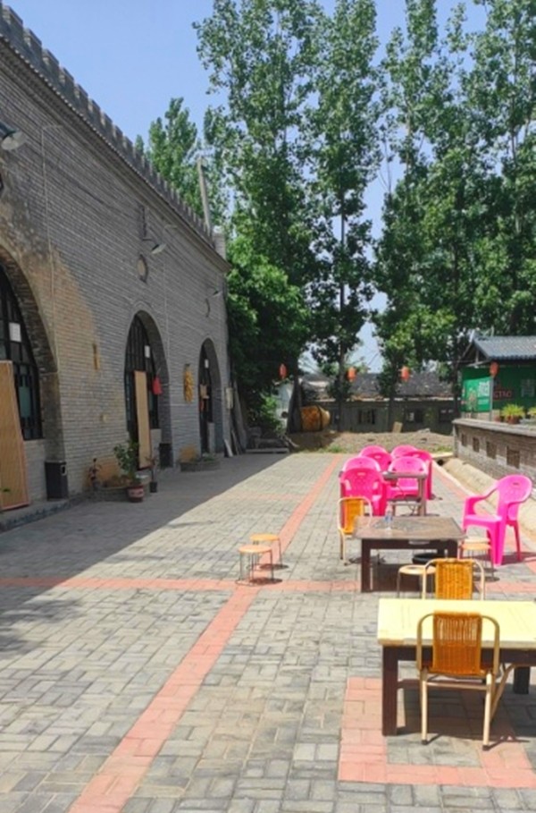 宜陽縣錦屏鎮(zhèn)山底村的透水磚施工效果展示 宜陽縣錦屏鎮(zhèn)山底村的透水磚施工效果展示