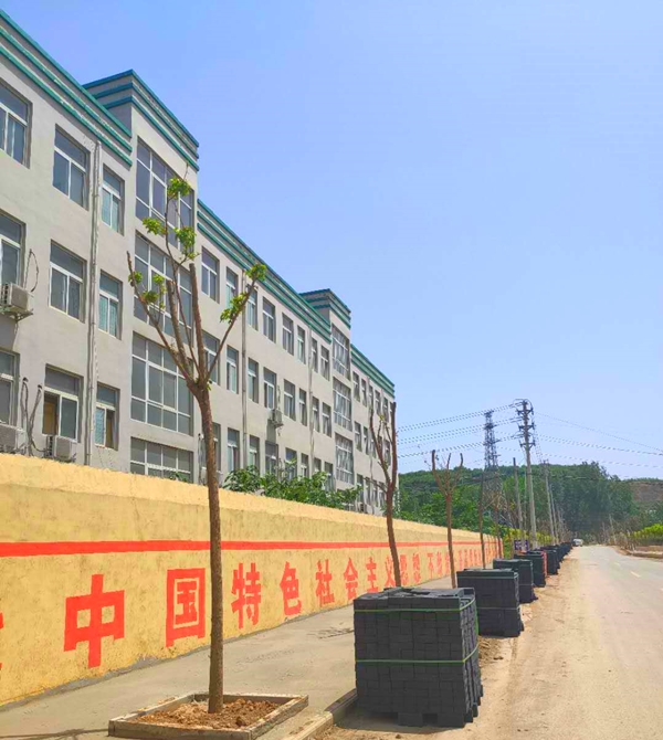 宜陽縣錦屏鎮(zhèn)山底村的透水磚施工工程(正在施工中) 宜陽縣錦屏鎮(zhèn)山底村的透水磚施工工程(正在施工中)