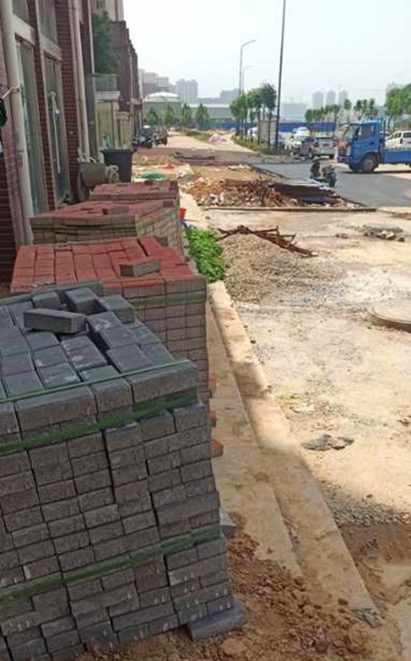 洛陽(yáng)老城區(qū)中鑫家苑透水磚施工工程(正在施工中) 洛陽(yáng)老城區(qū)中鑫家苑透水磚施工工程(正在施工中)